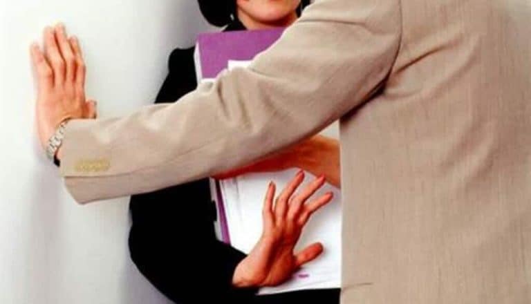 مدير أجنبي يهتك عرض ممرضة سعودية أثناء مساعدته وموقف المستشفى “أقذر” من فعلته! مدير يعتدي على موظفة-مدير أجنبي ممرضة سعودية watanserb.com