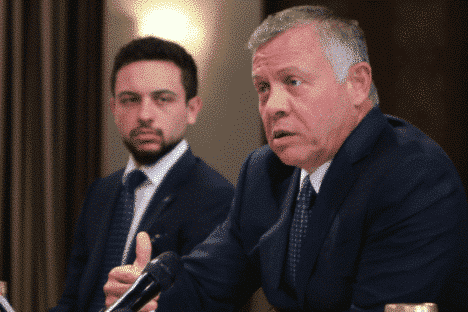 “شاهد” ملك الأردن وضع ولي عهده إلى جانبه وحذر الاردنيين: الكمامة الخط الأول لمحاربة كورونا فانتبهوا ملك الأردن مجلس السياسات watanserb.com