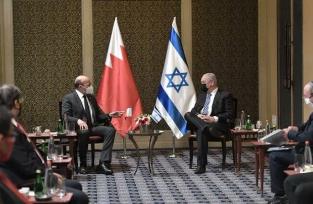 فعلها ترامب قبله مع وسيم الإمارات.. “شاهد” نتنياهو يُهين وزير الخارجية البحريني ويضع حذاءه في وجه المطبعين! نتنياهو ووزير خارجية البحرين watanserb.com