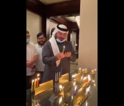 “شاهد” الإعلامي المنبطح لؤي الشريف يشارك “أبناء عمه” الإسرائيليين احتفالات عيد الأنوار اليهودي! الاعلامي لؤي الشريف watanserb.com