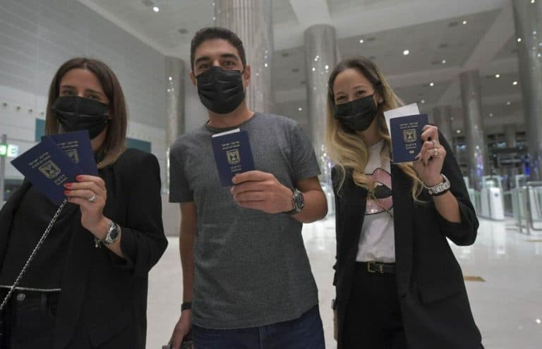 شاهد فضيحة السياح الإسرائيليين في فنادق دبي بالإمارات! السياح الاسرائيليين في فنادق دبي يسرقون كل ما يمكن حمله watanserb.com