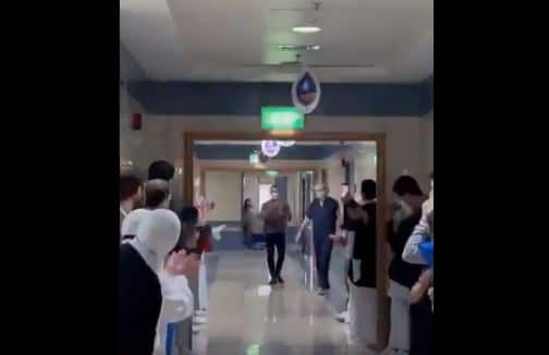 احتفال مستشفى كويتي بطبيب هنغاري بعد أكثر من 27 عاماً من الخدمة وتقدير جهوده الطبيب الهنغاري أمري شميدت watanserb.com