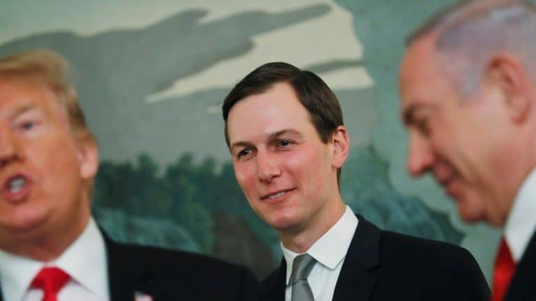 “نجح المخطط”.. كوشنر يزف بشرى سارة للسعوديين عقب اتفاق العار الاماراتي الاسرائيلي! بنيامين نتنياهو وكوشنر watanserb.com