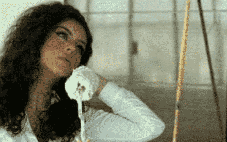 “مُتعرية جدة” جوج العبدالله تظهر من جديد وتشحذ همم الشباب بما ارتدته أثناء “طلاء” غرفتها! جوج العبدالله watanserb.com