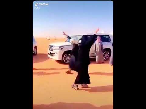 “شاهد” السعودية رشا العبدالله خلعت “عباءة الحياء” في سوق الإبل ورقصت بكل وقاحة للرجال لشحذ هممهم! رشا العبدالله ترقص watanserb.com