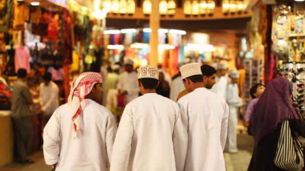 ناشط عُماني يوجه سؤالا صعبا للحكومة بعد “قرارات الأحد” غير المسبوقة بالسلطنة.. فهل من مجيب؟ سلطنة عمان watanserb.com