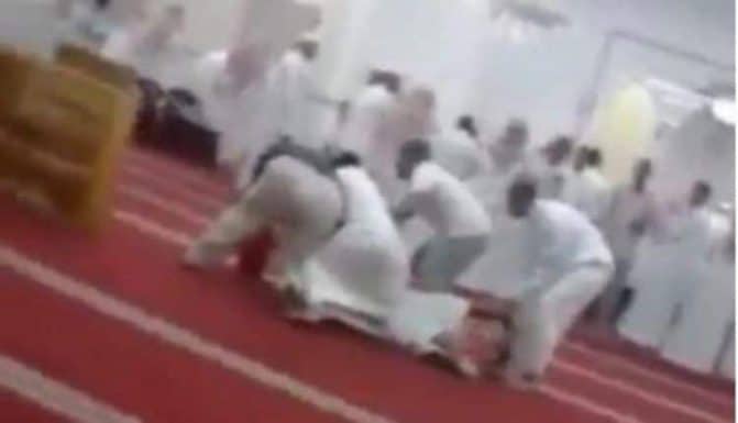 تفاصيل جريمة جدة تثير غضباً واسعاً.. نحر مؤذن داخل مسجد أثناء رفعه أذان العشاء! جريمة جدة نحر مؤذن watanserb.com