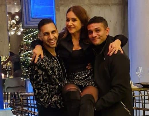 “شاهد” نيللي كريم تُدخل السرور على ضيوفها بعيد ميلادها ومن يريد أن يحملها فليفعل بكل راحة ودون خجل! نيللي كريم watanserb.com