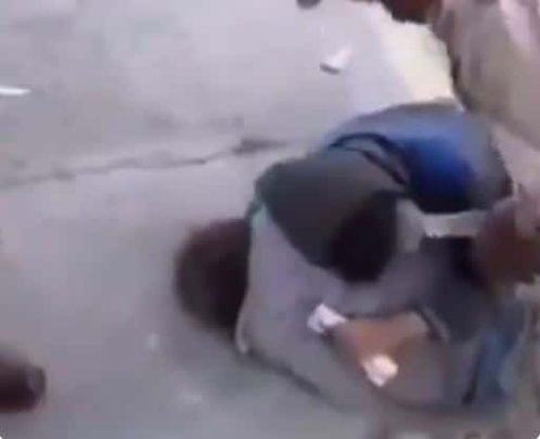 “على الدنيا السلام”.. “شاهد” فيديو يُدمي القلب لطفل عراقي “مات من الجوع” ورد فعل شقيقه أكثر ألما! وفاة طفل عراقي watanserb.com