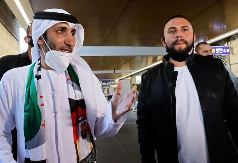 “شاهد” لحظة وصول الفنان الإماراتي وليد الجاسم إلى تل أبيب.. خلع سرواله وركض لاحتضان أبناء عمه! وليد الجاسم watanserb.com
