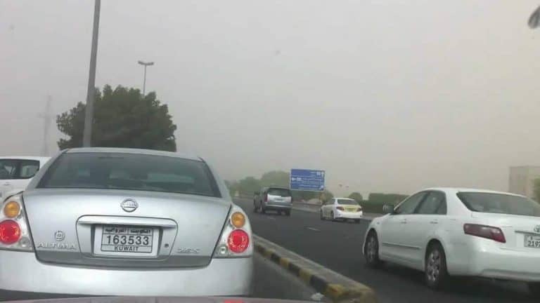 “شاهد” كويتي يصدم وافداً هندياً بسيارته على الطريق العام ويثير غضباً واسعاً كويتي يصدم وافدا هندياً watanserb.com