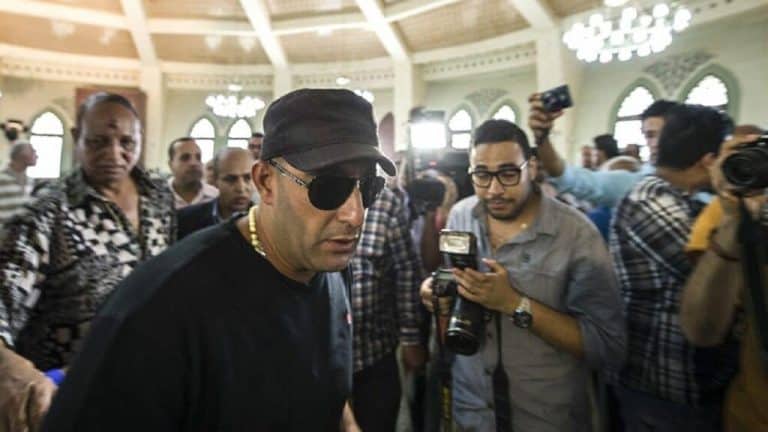 أحمد السقا في عزاء محمد الصغير ينهار ويضرب صحفي watanserb.com