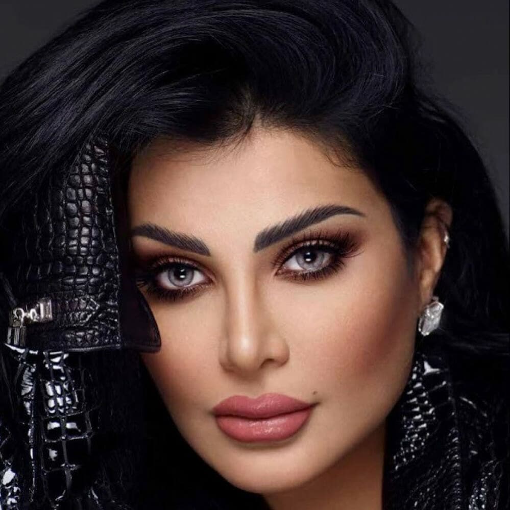 طالب البعض بالقبض على أمل العوضي بسبب ملابسها