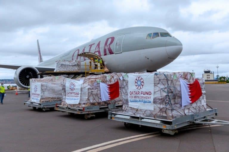 الهبة القطرية في لبنان تفجر جدلاً watanserb.com