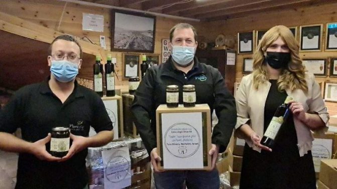 يوم أسود بتاريخ العرب وأول شحنة من خيرات الفلسطينيين المغتصبة صدرها الاحتلال للإمارات بضائع المستوطنات watanserb.com