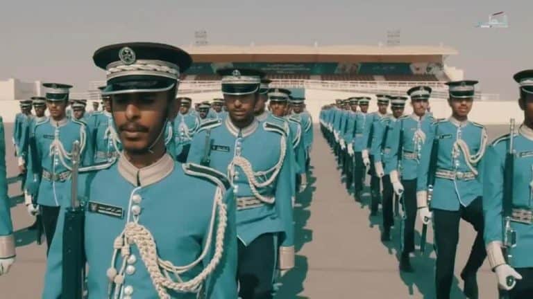 هذا ما فعله خريجو كلية الشرطة أمام الامير تميم watanserb.com