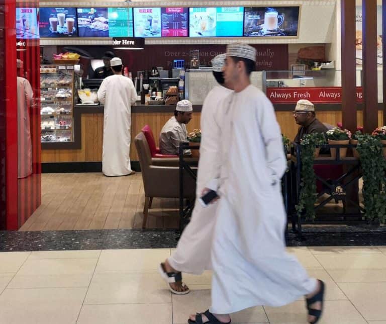 وزير العمل العماني يثير ضجة watanserb.com