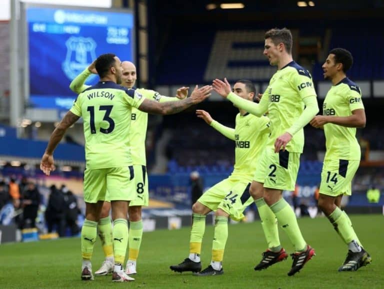 شاهد نيوكاسل يعود إلى سكة الانتصارات بعد هزائمه المتتالية بفوزه على ايفرتون فريق نيوكاسل يونايتد الإنجليزي watanserb.com