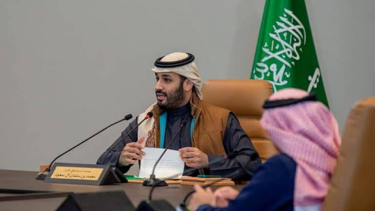 محمد بن سلمان يرتدي الشال القطري watanserb.com
