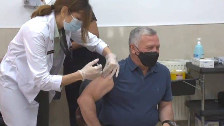 ملك الأردن عبدالله الثاني يوضح تجربته بعد تلقي لقاح كورونا وأعراضه الخفيفة. ملك الأردن عبدالله الثاني يتلقى لقاح كورونا watanserb.com