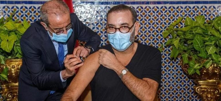 أعطى إشارة البدء.. شاهد ملك المغرب أول حاكم في القارة الإفريقية يتلقى لقاح كورونا ملك المغرب محمد السادس watanserb.com