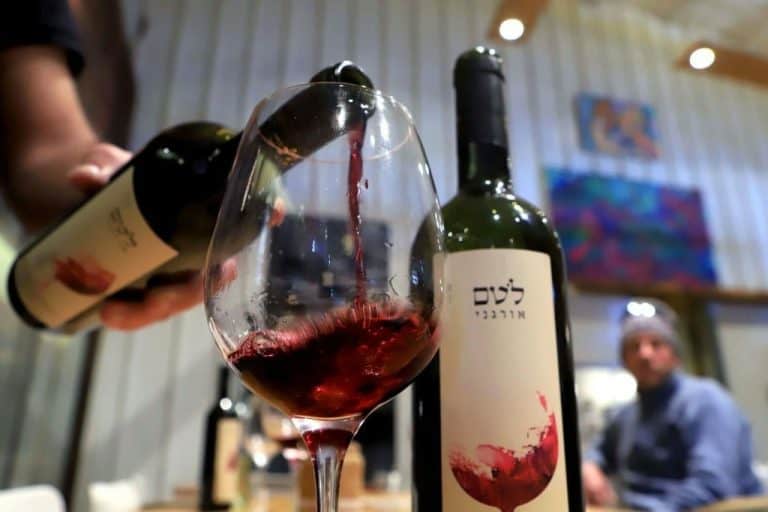 شاهد الفضيحة .. الإماراتيون يسكرون من نبيذ المستوطنات الإسرائيلية! نبيذ المستوطنات يصل أسواق الإمارات watanserb.com