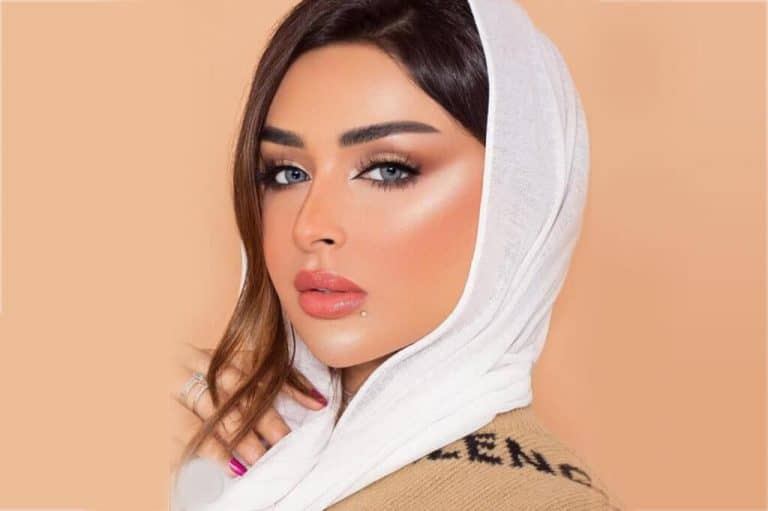 “شاهد” الفاشينستا السعودية أمل الأنصاري تنفجر غاضبة بعد أن شاهدت ما فعلته منتقبة مع زوجها أمام المارة! أمل الأنصاري تتناول وجبة همبرجر بالذهب وتثير الجدل watanserb.com