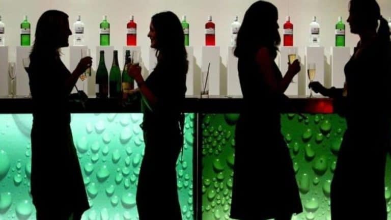 توقف قلب فتاة وإصابة أخرى بالعمى بعد تناول خمور بالكويت watanserb.com