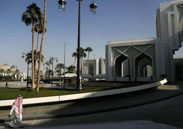 قيادي في ميليشيا عراقية يكشف عن انطلاق طائرات مسيرة استهدفت الديوان الملكي من العراق مفاجأة بشأن استهداف الديوان الملكي السعودي watanserb.com