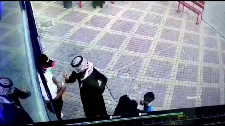 سعودي يعتدي على موظف بسبب تطبيق توكلنا watanserb.com