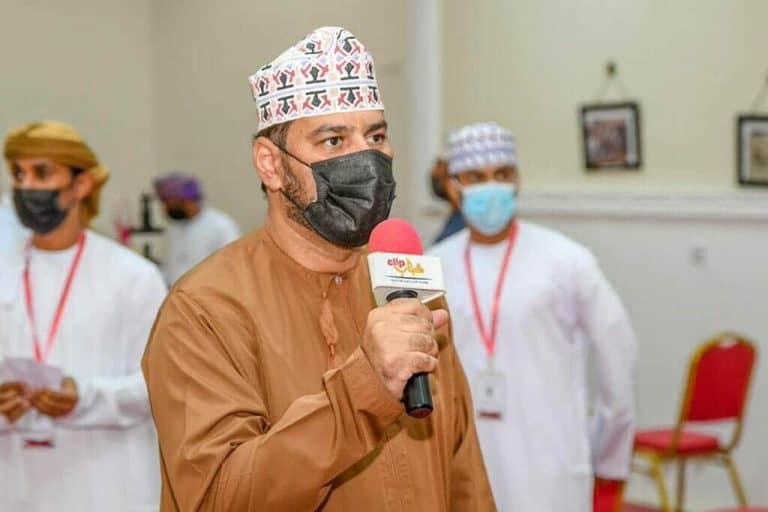 ناشط عماني يطالب الحكومة بإيقاف حسابات يتباهى أصحابها بزوجاتهم watanserb.com