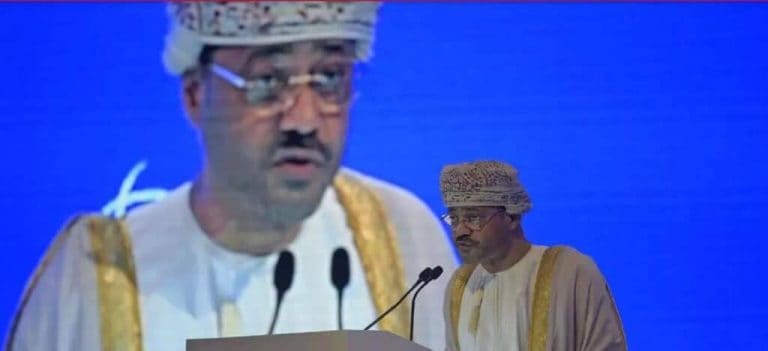 “كل يوم كذبة جديدة”.. مغرد عماني يحرج إعلامياً إسرائيلياً زعم تطبيع سلطنة عمان في تغريدة خبيثة الشاهين يحرج ايدي كوهين بعد ان زعم تطبيع سلطنة عمان watanserb.com