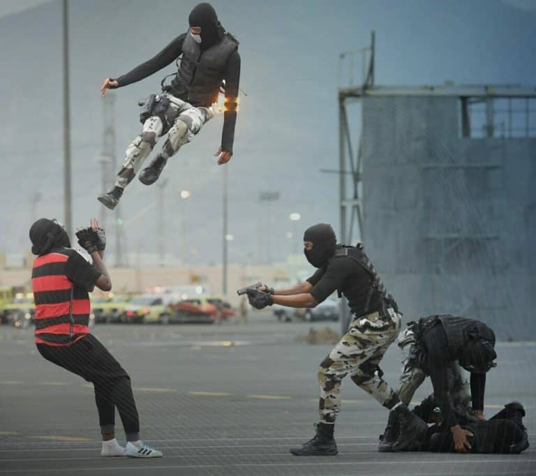 “شاهد” العسكري الطائر يثير ضجة في السعودية ويفجر فضيحة لجهاز أمن الدولة جهاز أمن الدولة السعودي العسكري الطائر watanserb.com