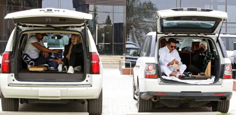 كويتيون يتحدون قرار إغلاق المطاعم بطريقة جديدة لاقت تفاعلاً واسعاً كويتيون يتحدون الحظر watanserb.com