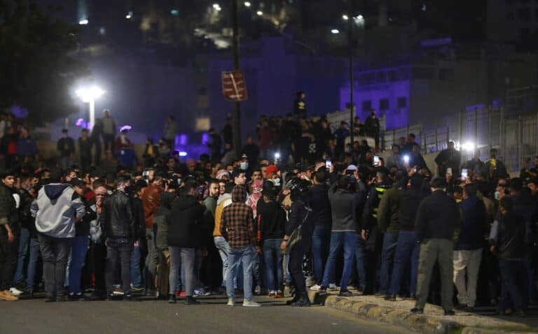 الأردنيون يصعدون احتجاجاتهم ضد الحكومة والأمن يستخدم قنابل الغاز ويعتقل العشرات احتجاجات في الأردن watanserb.com