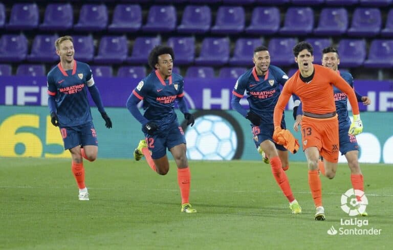 “شاهد” الحارس المغربي ياسين بونو يصنع التاريخ مع إشبيلية بعد هدفه في الوقت القاتل احتفال ياسين بونو وفريقه بهدفه القاتل في الدوري الإسباني watanserb.com