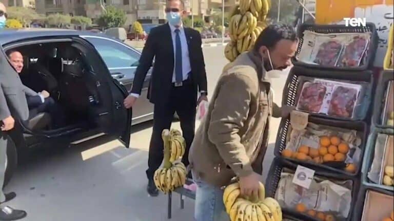 عبدالفتاح السيسي وبائع الموز watanserb.com