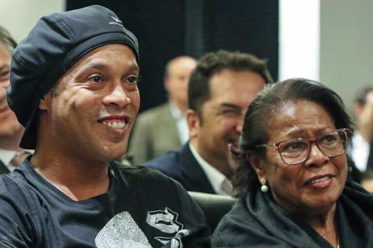 نجم السامبا البرازيلي رونالدينيو يواجه صدمة وفاة والدته بتعاطي الخمور المفرط watanserb.com