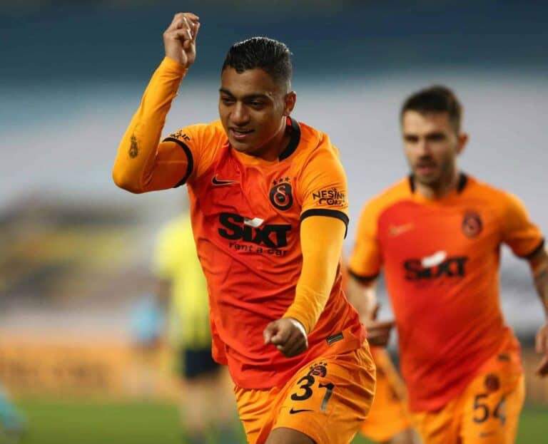 السلطات المصرية توقف اللاعب المصري مصطفى محمد وتمنعه من السفر watanserb.com