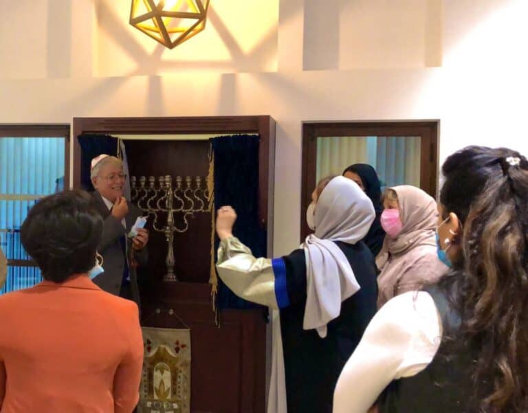 فيديو مواطنة بحرينية مسلمة تصلي داخل كنيس يهودي بحرينية تصلي في كنيس watanserb.com