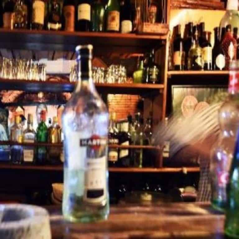 رفيقها أوصلها للمستشفى وهرب.. وفاة فتاة كويتية بعد تناولها خمورا محلية الصنع! وفاة فتاة كويتية جراء تناولها خمور محلية الصنع watanserb.com