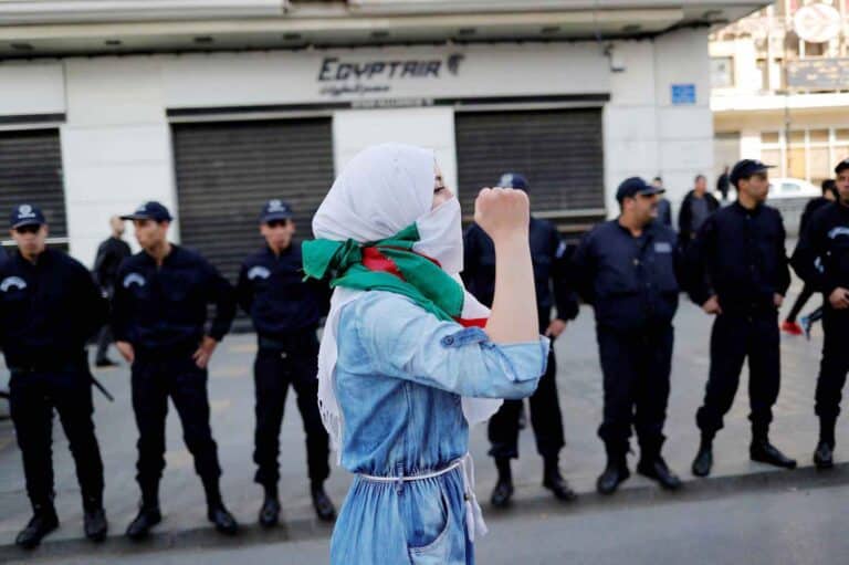 الفنانة الجزائرية رجاء مزيان تكشف تفاصيل علاقتها مع النظام الحاكم وخوفها من الاغتيال رجاء مزيان watanserb.com