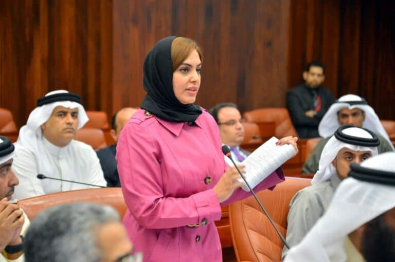 النائبة البحرينية زينب عبد الأمير watanserb.com