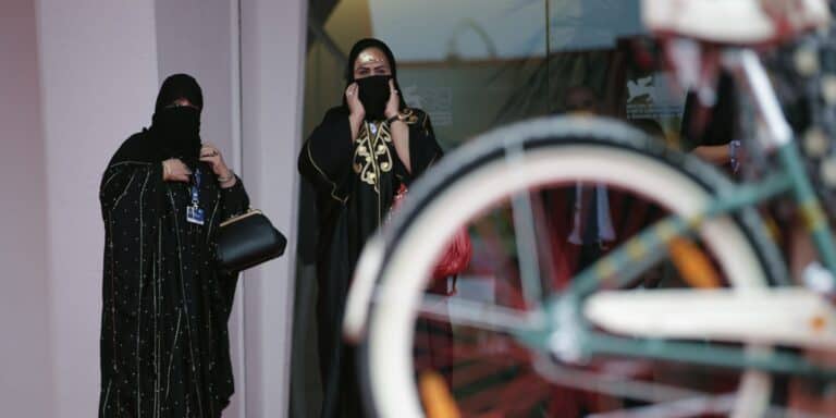 سعودي يتحرش بطفلتين في الشارع watanserb.com