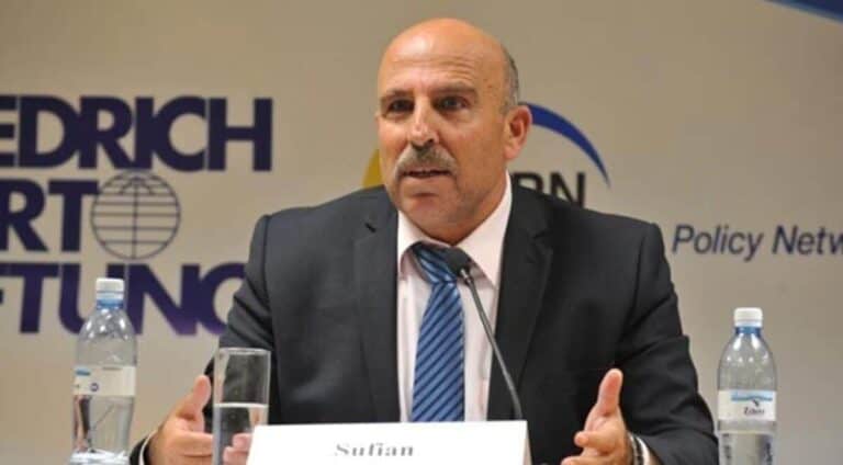 أنصار دحلان يتغنون بمنح حقن كورونا من الإمارات watanserb.com