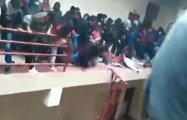 حقيقة الفيديو الذي نشر الذعر في مصر لشباب وبنات من داخل جامعة المنصورة حقيقة فيديو سقوط الطلاب في جامعة المنصورة watanserb.com