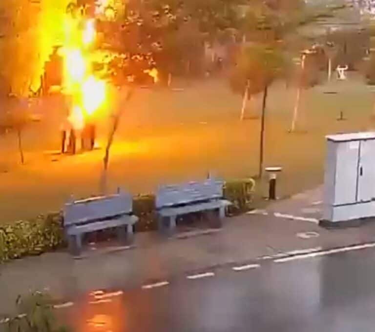 سقطوا أرضاً في مشهد مرعب .. ضربة برق تصيب 4 رجال كانوا يحتمون من المطر تحت شجرة! ضربة برق تصيب 4 رجال كانوا يحتمون من المطر تحت شجرة watanserb.com