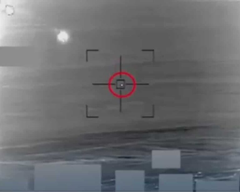 لقطات تظهر سرب طائرات مسيرة اقتحمت سماء السعودية لمهاجمة أهداف داخلها watanserb.com