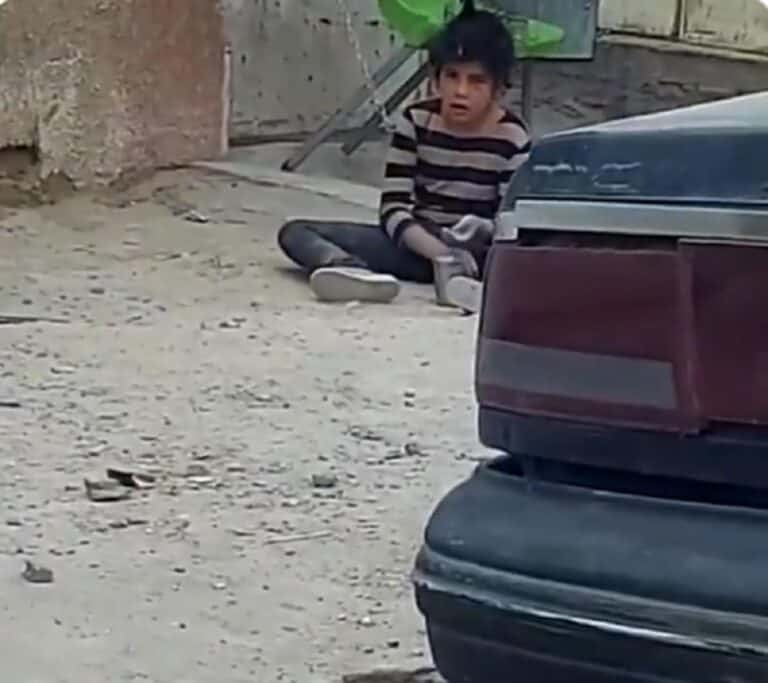 “شاهد” ما فعلته عائلة عراقية بطفلتها من ذوي الاحتياجات الخاصة وأثارت ضجة واسعة! طفلة ذوي احتياجات خاصة في العراق watanserb.com