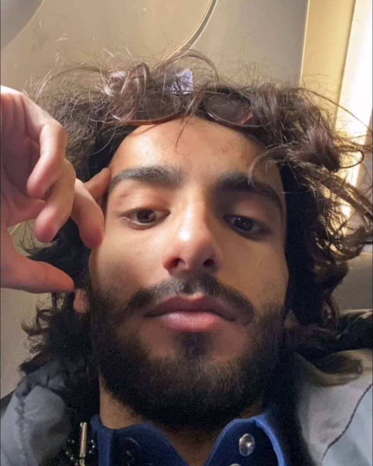 “شاهد” الناشط السعودي عمر آل عوضة يثير الجدل بما ارتداه أثناء حديثه عن الحجاب عمر آل عوضة يتحدث عن الحجاب watanserb.com